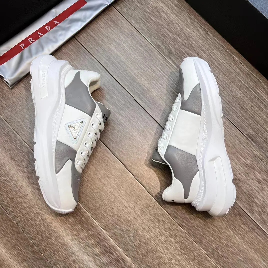 P440 Prad* men's new soft leather casual sneakers. This sneaker is made of Napa cowhide. The leather is soft and fine, with a natural texture, which improves breathability. The outer side is coated with an enamel metal triangle logo to embellish the shoe body. The tongue and heel are decorated with brand letter logo details. Ultra-lightweight 6cm concave and convex rubber thick sole with PRADA letter logo on the side and cowhide lining. It feels comfortable on the foot and is exquisite and versatile!